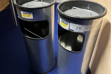 Afbeelding van 233. Twee asbakken groot