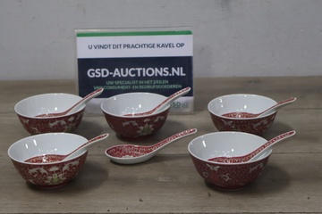 Afbeelding van Chinese porseleinen kommen met lepels'