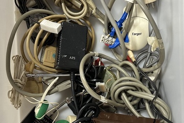 Afbeelding van Partij diverse elektronica en kabels een totaalgewicht 3 kg