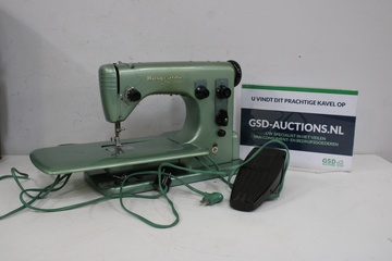 Afbeelding van Vintage Groen Metalen Husqvarna Naaimachine met Koffertje