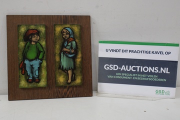 Afbeelding van Vintage Kunststegels van 2 kinderen op houten plankje'