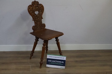 Afbeelding van Antiek Zwitserse Stoel met Houtsnijwerk