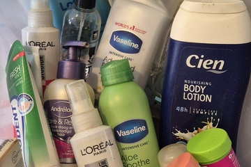 Afbeelding van diverse aangebroken verzorgingsproducten