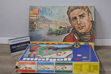 Afbeelding van Vintage speelgoed met een racebaan en minigolf