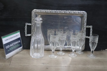 Afbeelding van Kristallen karaf met wijnglazen en dienblad