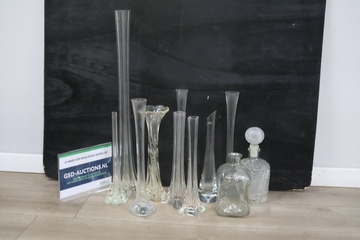 Afbeelding van Mix van glazen vazen en karaffen 11 stuks