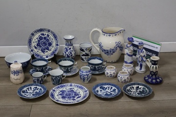 Afbeelding van Mix van Delfts blauwe servies stukken en beeldjes