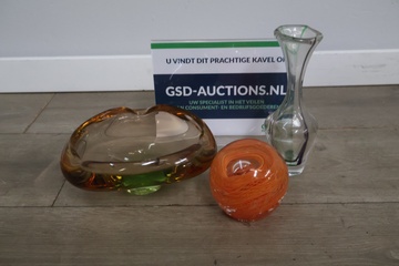 Afbeelding van Vintage kunstglazenobjecten met een vaas, schaal en bol