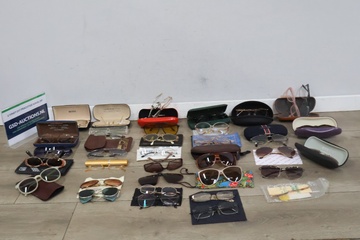 Afbeelding van Mix van brillen en zonnebrillen 35 stuks
