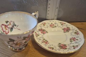 Afbeelding van Kop en schotel bloemmotief sutherland  queens