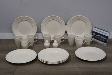 Afbeelding van Wedgwood servies met borden, mokken en potjes 18 stuks