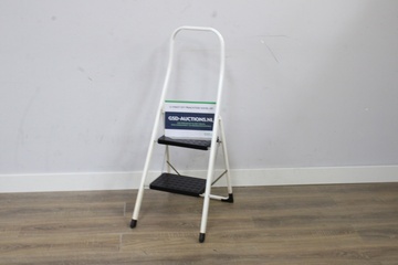 Afbeelding van Wit/Zwart 2-Treeds Keukentrapje van Leifheit