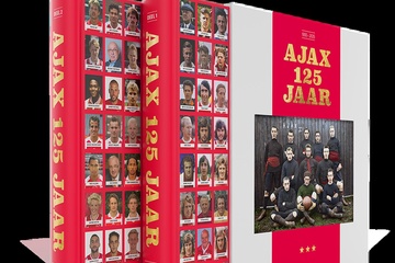 Afbeelding van Gesigneerd '125 jaar Ajax' jubileumboek en Ajax-schild van het klassieke Ajax-logo