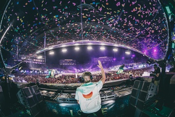 Afbeelding van Gesigneerde en exclusieve 2-delige kledingset (jas en vest) van Armin van Buuren