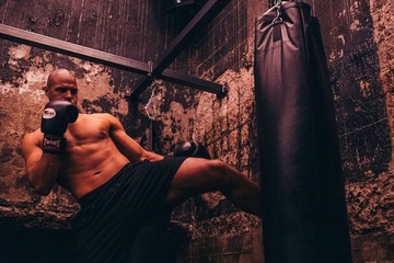 Afbeelding van Kickboksclinic van Levi Rigters (10 personen) incl. gesigneerde kickbokshandschoenen