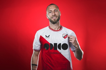 Afbeelding van Gesigneerde schoenen en wedstrijdshirt van Mike van der Hoorn