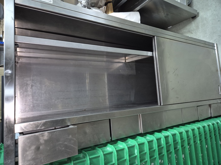 rvs wandkast met schuifdeuren en laden