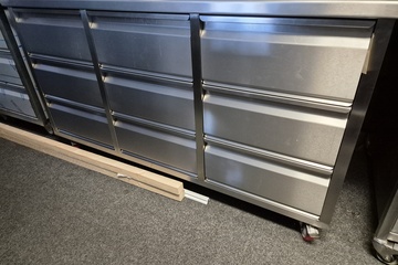 Afbeelding van rvs 9 ladige werkbank op wielen nieuw