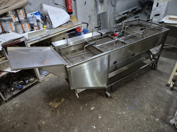 Oliebollenlijn 2,1 meter  oliebollenbakapparaat met manden en dompelrekken