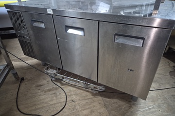 Afbeelding van rvs werkbank 3 deurs