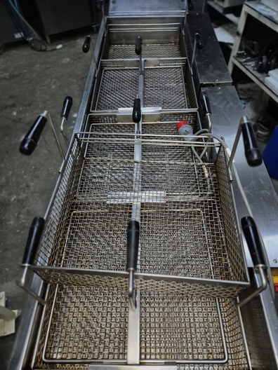 Oliebollenlijn 2,1 meter  oliebollenbakapparaat met manden en dompelrekken