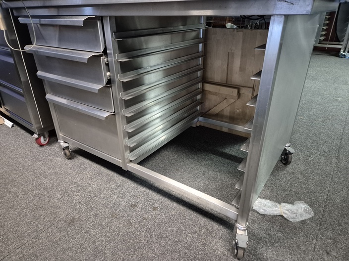 RVS werkbank met laden en platenrek op wielen