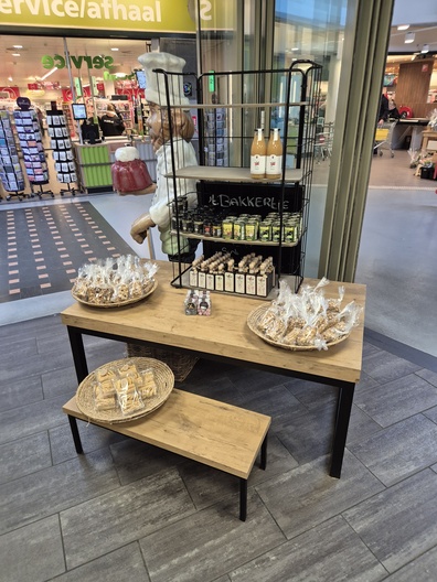 Presentatiemeubel tafels en kastje