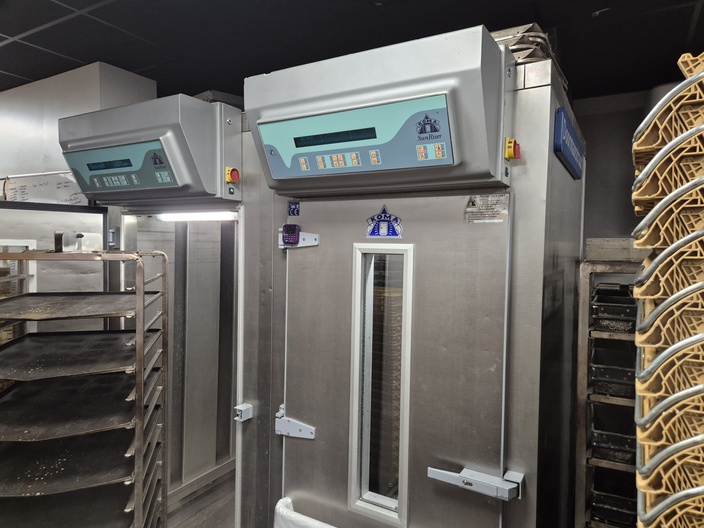 KOMA Sunriser remrijskast  400v 3ph 50Hz  Binnenmaat 131 cm diep, 85 cm breed, 192 cm hoog.