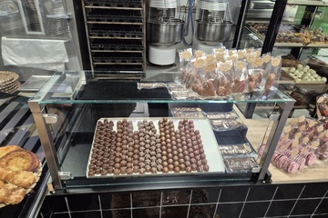 Afbeelding van Chocolade presentatie meubel met hygiëne scherm