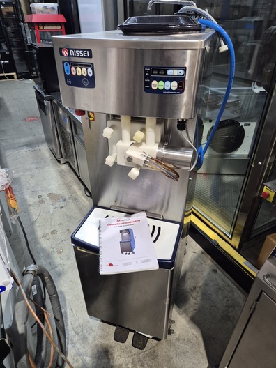 Softijs- en milkshakemachine NISSEI NA3344 giant combi