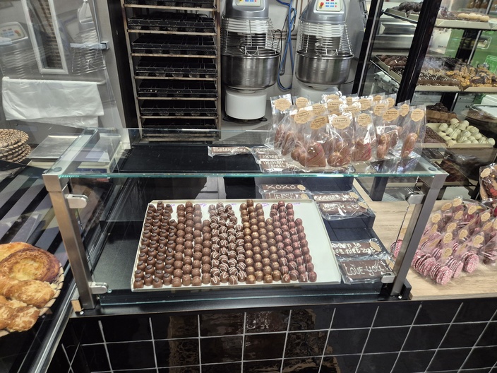 Chocolade presentatie meubel met hygiëne scherm