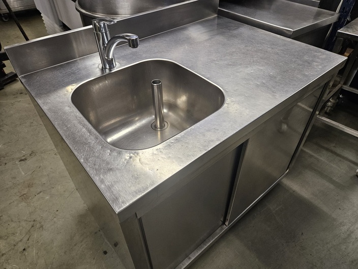 Spoeltafel 100x70cm met kraan schuifdeuren