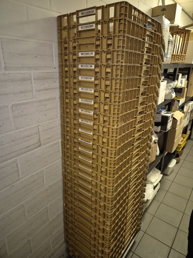 Partij broodkratten op kar