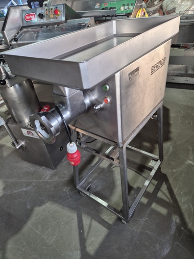 BERDOB vleesmolen op onderstel