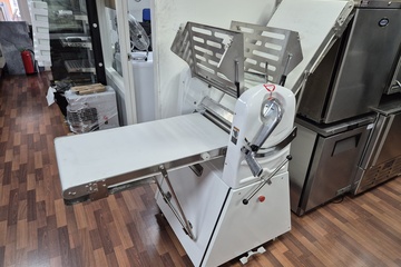 Afbeelding van Deeg uitrolmachine bakkerij