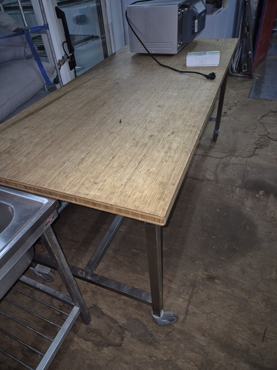 Bakkers werkbank met houten blad op wielen