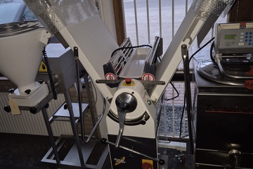 Afbeelding van Nieuwe uitrolmachine dough sheeter op sokkel