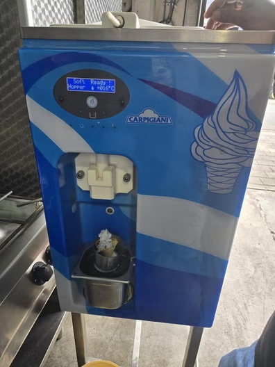 Carpigiani softijsmachine op onderstel met wielen