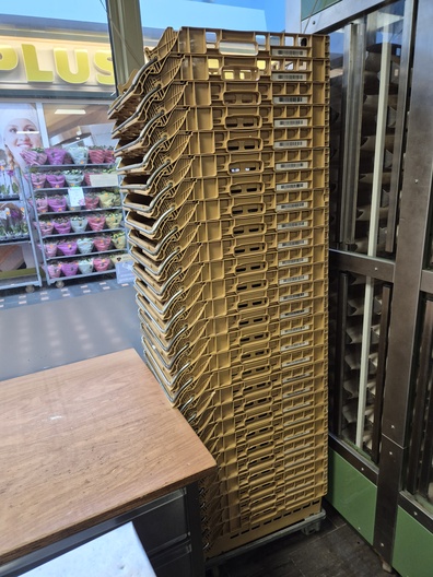 Partij broodkratten op kar