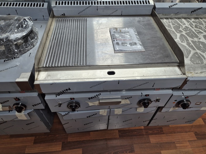 Gas grill bakplaat op kast nieuw