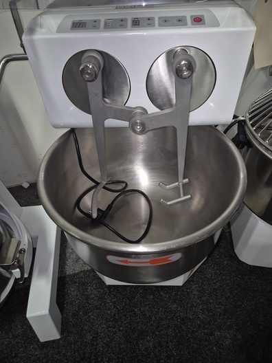 Twin arm mixer nieuw