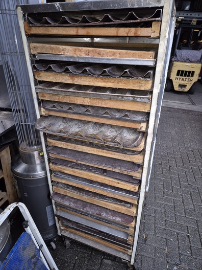 Bakkerij kar met stokbroodplaten en bakkersplaten