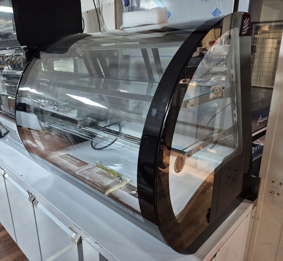 Sayl Vela VV Patisserie koelvitrine nieuw