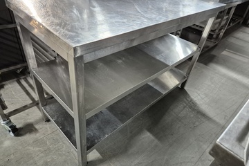 Afbeelding van rvs werktafel met 2 onder plateaus