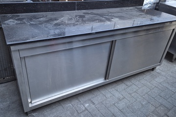 Afbeelding van rvs werktafel zwart granieten blad