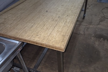 Afbeelding van Bakkers werkbank met houten blad op wielen