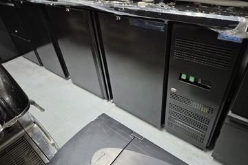 Afbeelding van Zwarte werkbank koeling nieuw 3 deuren 2 laden