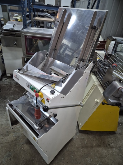 Broodsnijmachine JAC Chute met boven aanvoer