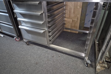 Afbeelding van RVS werktafel met laden en platenrek