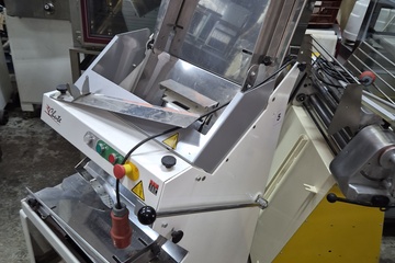 Afbeelding van Broodsnijmachine JAC Chute met boven aanvoer